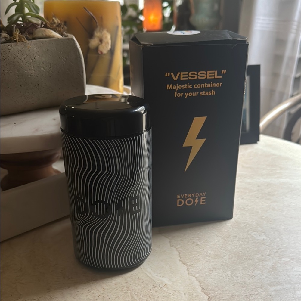 Everyday Dose Black and White Vessel